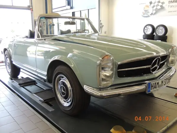 Klassischer Mercedes-Benz Oldtimer Cabrio auf einer Hebebühne in einer Autowerkstatt.